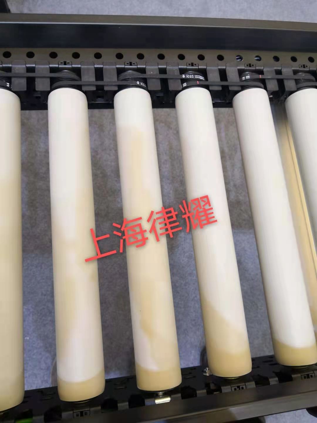 Ribbed belt roller conveyor